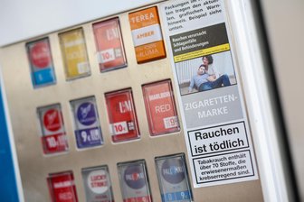 Bekannte Masche: Einbruch in Wohnung, Geldkarten geklaut, Kippen gekauft - Die Täter kauften nach dem Einbruch dreimal am Automaten ein.
