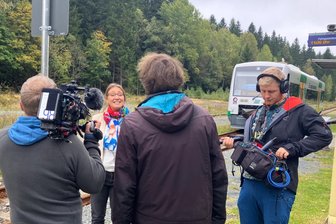 Bekannte Satire-Show nimmt Bahnhofsposse im Vogtland hoch - Katerina Hagen von der Länderbahn stand am Bahnhof Zwotenal vor der Kamera.