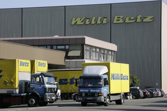 Bekannte Spedition schlittert in die Insolvenz - Gelbe Sattelzüge mit blauer Aufschrift sind das Markenzeichen der Spedition Willi Betz. Die Betz International, die das operative Geschäft der Willi-Betz-Gruppe verantwortet, musste jetzt Insolvenz anmelden.