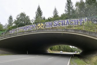 Bekannte Wildbrücke im Erzgebirge mit „Willkommen im Schacht“-Graffiti: So nutzt sie die Tierwelt - Unter ihr rauscht meist der Verkehr, doch was passiert auf der Wildbrücke zwischen Hartenstein und Aue?