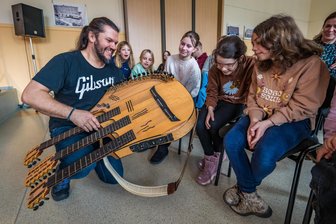 Bekannter Künstler vermittelt an Schule im Erzgebirge Begeisterung für Musik - Wie sieht die besondere Gitarre von innen aus? Vicente Patiz zeigte das bei seinem Workshop Jamalia Weisheit, Jette Weller und Denise Ulbrich (von links).