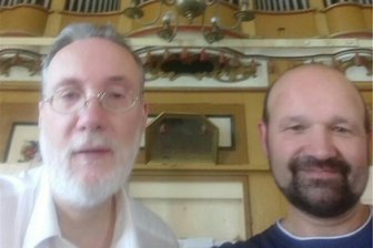 Bekannter Organist aus Siebenbürgen gastiert am 21. Juli in Frauenstein - Frauensteins Kantor Peter Kleinert (l.) kündigt den Orgelimprovisator Klaus Dieter Untch (r.) an.