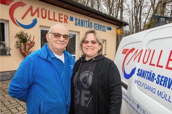 Bekannter Plauener Klempnermeister denkt auch mit 70 noch lange nicht ans Aufhören - Wolfgang und Birgit Müller vor ihrem Sanitärbetrieb in Preißelpöhl. Vor40 Jahren war er als Ein-Mann-Betrieb an anderer Stelle gestartet.