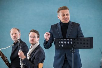 Bekannter Schauspieler im Erzgebirge: Warum sein Auftritt Jugendliche aufrüttelt - Schauspieler Roman Knižka und das Bläserquintett Opus 45 widmeten sich in Thalheim dem Scheitern der ersten deutschen Demokratie. Schüler sehen Bezüge zur Gegenwart.