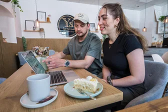 Bekanntes Eiscafé schließt Filiale im Erzgebirge – und eröffnet neu - Das Eiscafe Ys am Fürstenplatz wird schließen. Im Bild: Dimitri Trofymov und Vivien Hofmann.