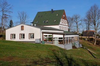 Bekanntes Landhotel mit Gaststätte im Erzgebirge wird wiedereröffnet - Die „Walderholung“ in Hohndorf liegt idyllisch im Grünen.