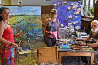Bekanntes Trio macht Station in der Mitropa - Sommerkunst mal anders: In der Glauchauer Mitropa laden Mandy Friedrich, Petra Blumenthal und Gerhard Ohnesorge (von links) noch bis Sonntag zum Malen ein. 