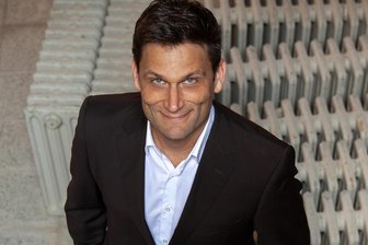 Bekanntes TV-Gesicht kommt ins Vogtland - und weitere Tipps zum Wochenende - Kabarettist Christian Ehring gastiert am Samstagabend mit „Stand jetzt“ erstmals im König-Albert-Theater Bad Elster.