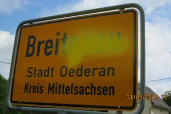 Beklebt, gestohlen, niedergebrannt: Kosten für Vandalismusschäden an Straßen gehen in die Tausende - Immer wieder werden Straßenschilder beschmiert. 