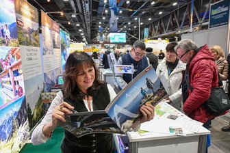 Bekomme ich einen Familien-Sommerurlaub für 2500 Euro? Ein Such-Rundgang über die Chemnitzer Reisemesse - Am Stand von Gerlinde Reisnecker gibt es Alpenurlaub. Das Hotel am Arlberg bietet Familienzimmer mit Vollverpflegung. Mit 2500 Euro Budget reicht es hier allerdings nur für eine Woche.
