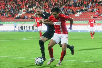 Bekommt der FSV Zwickau die Kurve? - Fußballerisch eine Bereicherung: FSV-Stürmer Johan Gómez im Duell mit Halles Jan Löhmannsröben.