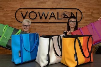 Bekommt Plauen bald ein Regionalkaufhaus? - Diese Taschen der Firma Vowalon aus Treuen - das Archivbild zeigt Geschäftsführerin Mareen Götz (rechts) und Mitarbeiterin Stefanie Pawlik - könnten im Regionalkaufhaus erhältlich sein.