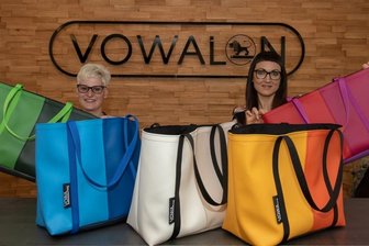 Bekommt Plauen bald ein Regionalkaufhaus? - Diese Taschen der Firma Vowalon aus Treuen - das Archivbild zeigt Geschäftsführerin Mareen Götz (rechts) und Mitarbeiterin Stefanie Pawlik - könnten im Regionalkaufhaus erhältlich sein.