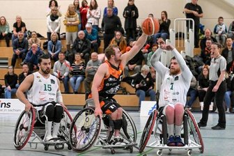 Bekommt RB Zwickau diesmal Zugriff aufs Spiel? - Das Team von RB Zwickau um Edgaras Ciaplinskas (rechts) und Daniel Bigu (links) hofft am Samstag wieder auf gut gefüllte Ränge.