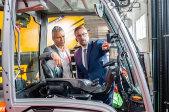 Bekommt Sachsen eine virtuelle Hochschule für die Automobilbranche? - Sachsens Wirtschaftsminister Martin Dulig (re.) lässt sich von Marko Bertogna, Professor an der Universität von Modena und der Region Emilia Romagna, Technik in einem automatisierten Testfahrtzeug erklären.