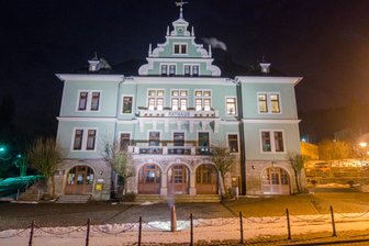 Bekommt Schönheide einen Amtsverweser? - Das Rathaus von Schönheide. Die Verwaltung muss seit vier Jahren ohne richtigen Chef auskommen, weil Bürgermeister Kai Wilhelm vom Dienst suspendiert wurde.