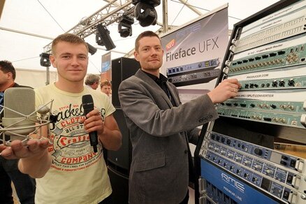 Sebastian Stingl (l.) und Jan Ehrlich präsentierten die Audiotechnik gestern zur Hausmesse bei IMM in Mittweida.