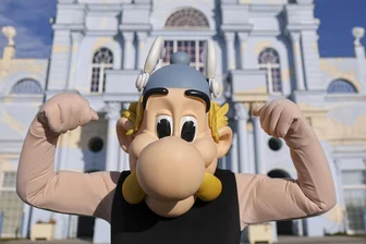 Belantis: Das verdienen Sie als Asterix und Obelix - Ein Asterix-Darsteller steht im Tor zum Schloss des Freizeitparks Belantis.