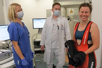 Belastbar nach Covid? Freibergerin kämpft - Kristin Krumbiegel (r.) ist Probandin in der Post-Covid-Studie der Mediziner Danny Wypior (Mitte) und Andreas Fichtner (nicht im Bild).