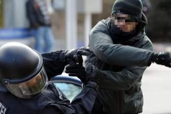Beleidigt, bedroht, geprügelt - Ein gewalttätiger Demonstrant schlägt in Lübeck einen Polizeibeamten nieder. Die Aggressionen gegen Polizisten nehmen zu. Immer mehr Beamte werden Opfer von Gewalt.
