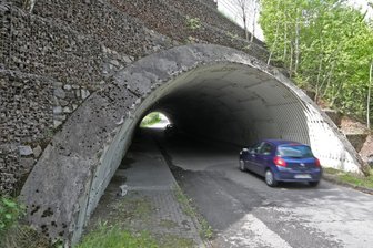 Beleuchtung im Tunnel unterm Sachsenring kurz vor dem Grand Prix zerstört - Die Deckenbeleuchtung im Tunnel Lerchenstraße im Gewerbegebiet "Am Sachsenring" in Oberlungwitz wurde demoliert.