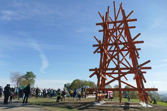 Beleuchtung verleiht Amtsberger Kunstwerk besonderen Reiz - Statt tagsüber soll das Dittersdorfer Kunstwerk diesmal zu später Stunde zum Treffpunkt werden.