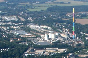 Beleuchtungstest am bunten Eins-Schornstein geplant - Blick auf das Heizkraftwerk von Eins Energie mit dem bunten Schornstein.