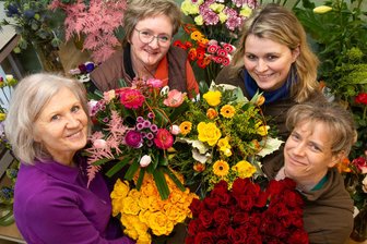 Beliebt bei den Verliebten: Die schönsten Sträuße zum Valentinstag im Erzgebirge - Mit Fairtrade-Rosen sowie Tulpen, Ranunkel, Anemonen, Ginster, Fresien und Gerbera hat sich das Team um Heike Lützendorf (l.) in Annaberg-Buchholz für die Valentinstag-Kunden eingedeckt – im Bild Ines Hübner, Katja Wiesehütter und Manuela Henze.