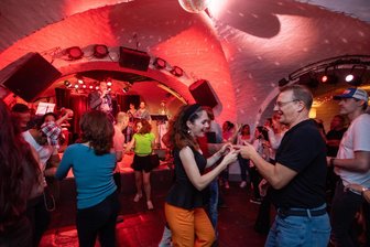 Beliebte After-Work-Partys im Sommer in Plauen: Wie geht es damit in diesem Jahr weiter? - Ob im Biergarten oder hier bei der ersten Gratis-Party im Keller - die Stimmung passte.