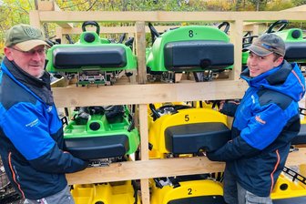 Beliebte Allwetterbobbahn im Erzgebirge rüstet um: Wurzelrudi saust in neuen Schlitten talwärts - Ein bisschen wie Weihnachten: Die neuen Schlitten für die Allwetterbobbahn in Eibenstock sind schon ausgepackt. Mitarbeiter Mario Graby (l.) und Lehrling Hans Brenner haben sie schon in Augenschein genommen.