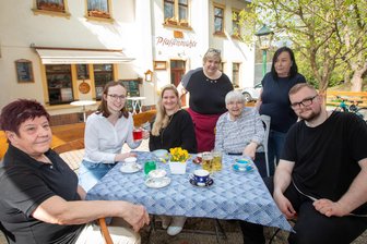 Beliebte Ausflugslokale im Vogtland: Vier Tipps für Familienausflüge im Wonnemonat Mai - Die Betreiberfamilie der Pfaffenmühle sitzt auch gern selbst vor ihrer Gaststätte: Silvia Jahnsmüller, Sonja Palmetshofer, Anja Jahnsmüller, Ute Palmetshofer, Gisela Jahnsmüller, Heidi Schneider und Koch Jonas Müller (v. l.)