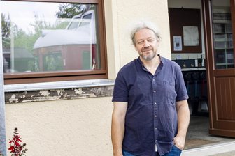 Beliebte Bahnstrecke im Vogtland: Das ist der neue Betreiber - Eckart Sauter, der Geschäftsführer des neuen Betreibers der Eisenbahnstrecke Adorf-Zwotental, will die Strecke bis August befahrbar machen.