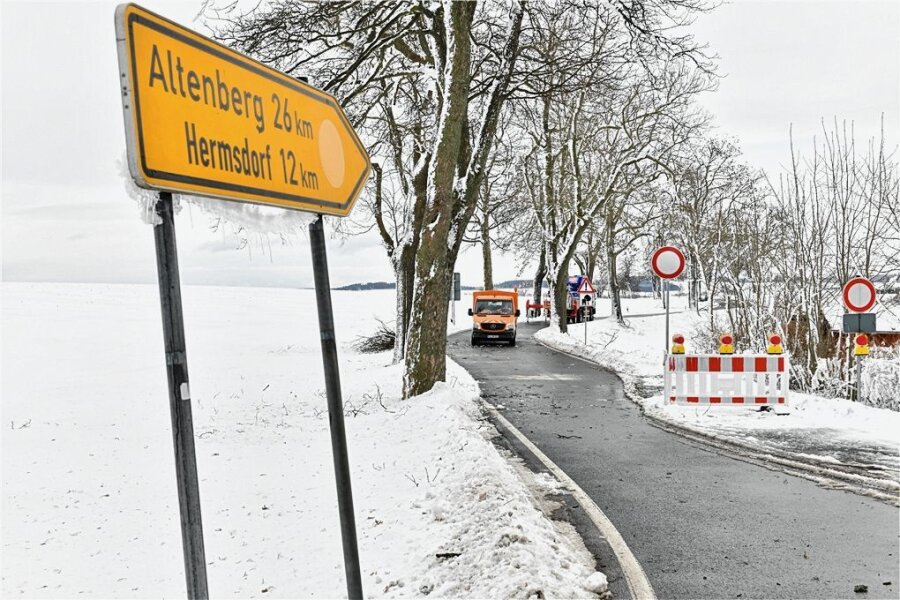 Beliebte Bikerstrecke an Mittelsachsens Kreisgrenze wird saniert - Mitarbeiter der Straßenmeisterei Freiberg führen derzeit Baumpflegemaßnahmen an der S 184 in Richtung Hermsdorf aus. 