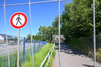 Beliebte Brücke in Chemnitz noch für Wochen gesperrt - Kein Durchkommen an der Harthauer Straße: Ein Bauzaun versperrt den Weg zur Brücke.
