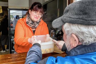 Beliebte Flecke aus Großrückerswalde: Der Kult um Pansen, Lunge, Herz - Elf Euro: Mitarbeiterin Eva Findeisen reicht einem Kunden zwei Portionen Flecke. 