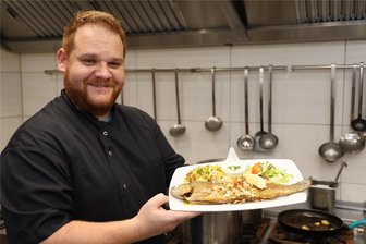 Beliebte Gaststätte im Erzgebirge: Forellenhof nach Umbau kaum wiederzuerkennen - Das Lieblingsgericht der Gäste: Mandelforelle. Martin Berky ist einer der drei Köche im Forellenhof.