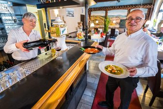 Beliebte Gaststätte neu eröffnet: Sieben gute Nachrichten aus dem Erzgebirge - Wagen im beliebten italienischen Restaurant „Ristorante Rosmarino“ in Aue den Neustart: Servicekraft Antje Vogt mit Geschäftsführer Rosario Morabito.