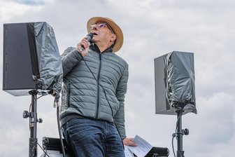 Beliebte Radio-Magazine und Shows von MDR Sachsen sind auch künftig zu hören - im Vorabendprogramm - Im Bild Bodo Gießner beim 53. Internationalen Dixieland Festival Dresden im Mai. Gießner moderiert auf MDR Sachsen seit 2013 immer donnerstags die „Deutsche Hitparade“.