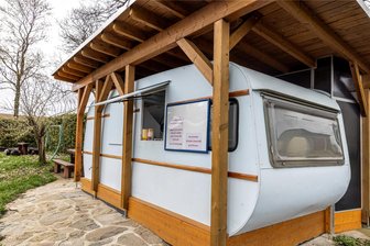 Beliebte Softeisstation im Erzgebirge bleibt für immer geschlossen - Die Softeisstation an der B 101 öffnet nicht mehr. Der Eiswagen mit Unterstand steht allerdings zum Verkauf.