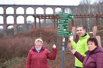 Beliebte Wanderwege ausgeschildert: Von der Göltzschtalbrücke geht‘s auch in die rätselhafte Mylauer Türkei - Über die Göltzschtalbrücke wird seit vielen Jahren viel geredet. Dieses Trio vom Fremdenverkehrsverein Nördliches Vogtland tut viel - natürlich ehrenamtlich: Regina Möller, Hannes Reinhold und Christa Trommer (von links).