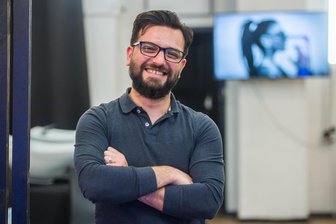 Beliebter Barbershop im Erzgebirge ändert seinen Namen: Das steckt dahinter - Ali Jabbar ist Inhaber des Barbershops an der Schneeberger Straße in Aue.