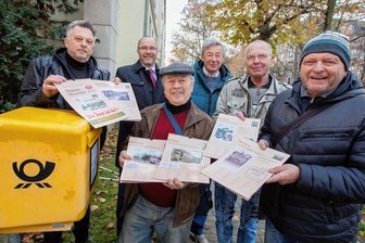 Beliebter "Blickwinkel"-Kalender bietet 2023 Historisches zur Post in Plauen - Der "Blickwinkel"-Kalender 2023 steht unter dem Motto "Die Post ist da!". Herausgeber Joachim Ott, Peter Winkler, Roland Seifert, Frank Wörpel und Harald Strunz (von links) haben am Montag im Beisein von OB Steffen Zenner das druckfrische Werk vorgestellt.