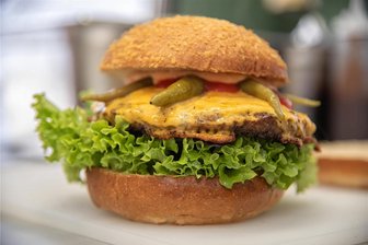 Beliebter Burger-Imbiss bei Bad Elster erweitert: Im Frühjahr kommt ein Seecontainer - Der Wald-Imbiss hat sein Burger-Sortiment erweitert. Neu ist auch der Linden-Burger mit Rindfleisch, Salat, Zwiebeln, saure Gurke, Tomate, Pfefferonen, Cheddar und Chili Soße.
