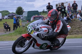 Beliebter Classic-Grand-Prix im Erzgebirge am Wendepunkt: Weitere Auflage hängt von vielen Faktoren ab - Auf seiner Yamaha von 1977 spulte Uwe Stübner, Vorsitzender des 1. Auer MSC als Gastgeber, die drei Demonstrationsläufe auf dem Zschorlauer Dreieck ab.