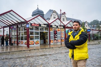 Beliebter Döner-Imbiss im Erzgebirge seit Monaten geschlossen: Jetzt erklärt Betreiber, wie es weitergeht - Ahmad Almohamad hat im vergangenen Sommer seinen Döner-Imbiss am Postplatz in Aue vorübergehend geschlossen.