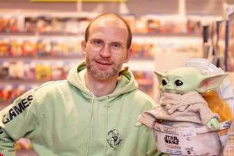 Beliebter Gaming-Laden in Plauen schließt: „Als kleiner Händler werden wir abgespeist und Großkonzerne profitieren“ - René Roth (37), Inhaber des Geschäfts God of Games, ist selbstständig, seitdem er 23 ist.
