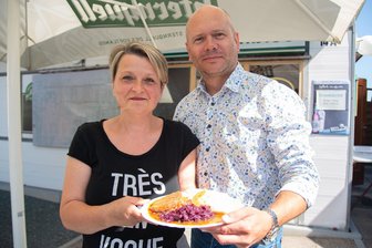 Beliebter Imbiss in Bad Brambach hat eine Zukunft: Der Vizebürgermeister übernimmt - Sabine Klug übergibt ihren Imbiss in Bad Brambach an Jürgen Lenk.