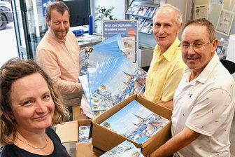 Beliebter Kalender für guten Zweck: Die Gewinner stehen fest - Michel Hirschfeld sowie Andreas Krellmann (2. v. l.) und Peter Themann vom Lions Club brachten die Adventskalender in den "Freie Presse"-Shop am Obermarkt. in Freiberg. Laut Geschäftsstellenleiterin Anett Hofmann (l.) sind fast 1000 Kalender über den Ladentisch gegangen. Die Gewinnnummern werden ab 1. Dezember täglich in der "Freien Presse" sowie im Internet unter www.lions-freiberg.de veröffentlicht.