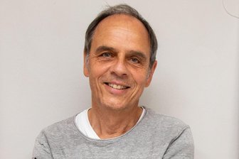 Beliebter Schauspieler im Plauener Literaturverein: Warum Jörg Simmat auf der Klaviatur der Gefühle spielen will - Der Plauener Schauspieler Jörg Simmat wird am Montag zu Gast im Literaturverein Goethekreis sein.