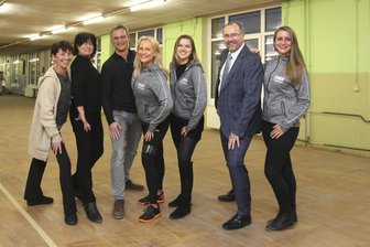 Beliebter Tanzsaal zieht in Plauen von Ex-Schule in Ex-Spitzenfabrik - Vereine finden in einer Ex-Spitzenfabrik eine neue Bleibe. Unternehmer Roland Fuhrmann (3. von links) und Bürgermeister Steffen Zenner (2. von rechts) gehen gemeinsam für die Vereine nach vorn. Die Vereinsvertreterinnen von links: Ronny Bartsch, Gundula Thoß sowie Simone Sachs, Melanie Burkhardt und Melanie Treuheit.